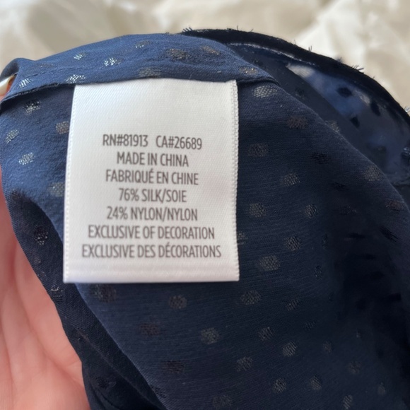 Robert Graham size L silk blend top - Picture 15 of 15